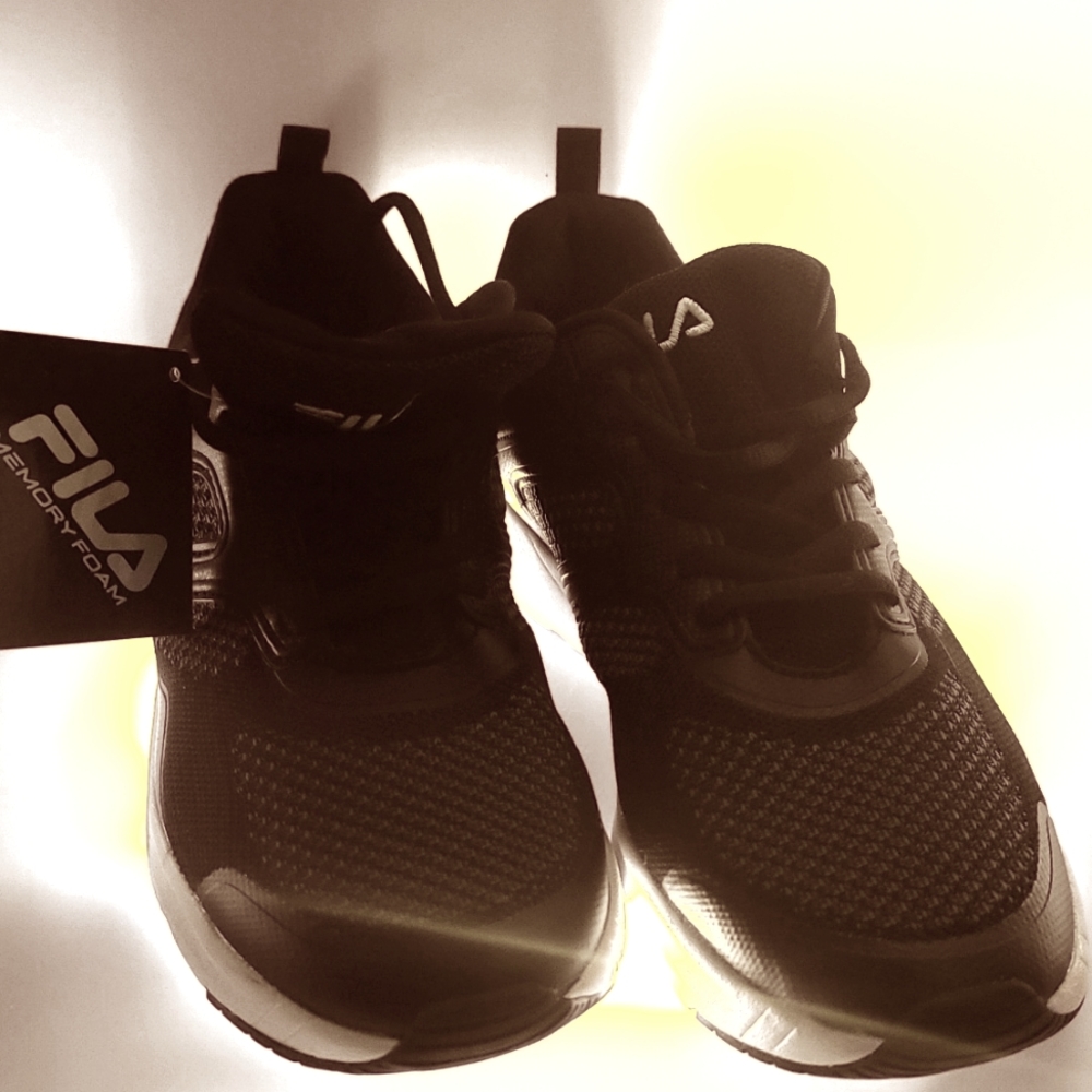 NWT Fila Size 8 Black & White Snakers